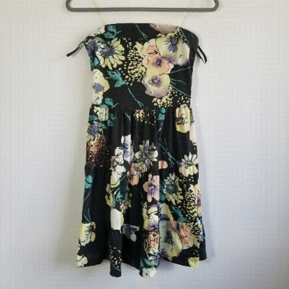 Charlotte Russe Dresses & Skirts - 𝅺CHARLOTTE Russe small floral strapless dress